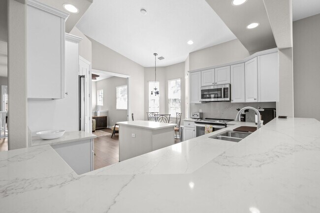 Building Photo - 3 Bed + Flex, 3 Bath 2,686 Sq Ft - Top Floor Coach Home