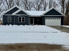 Building Photo - 706 Foret Mansur