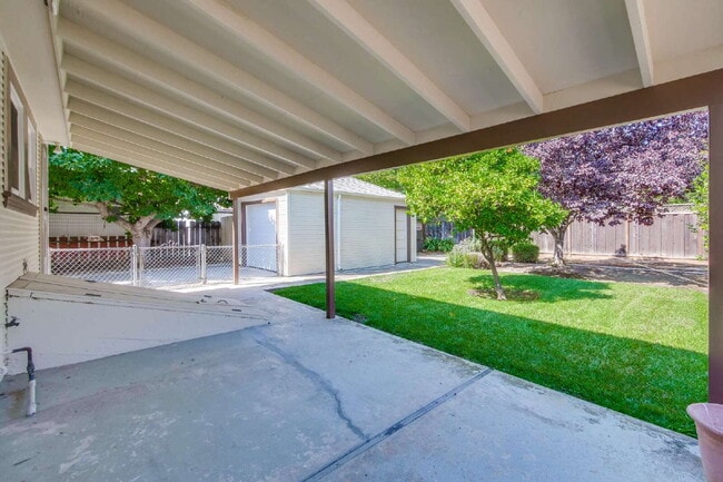 Building Photo - Bright, Clean and Cozy 2BR, 1BA Single Fam...