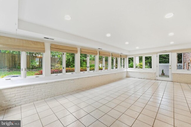 Building Photo - 2419 Claremont Dr