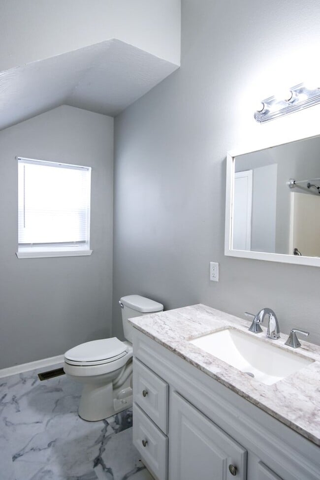 Building Photo - **Spacious 3 bed 2 bath w/ Fenced In Back ...