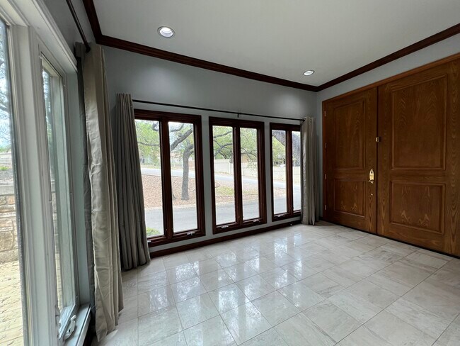 Front Entry/Sunroom - 8000 Donore Pl