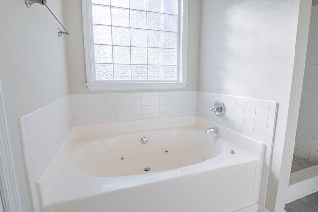 Building Photo - Updated 3 Bedroom Ranch