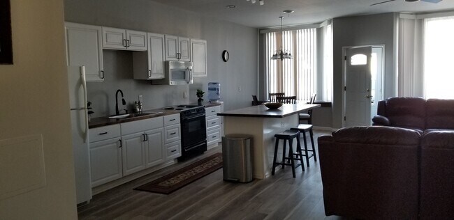 Building Photo - 1402 5th St