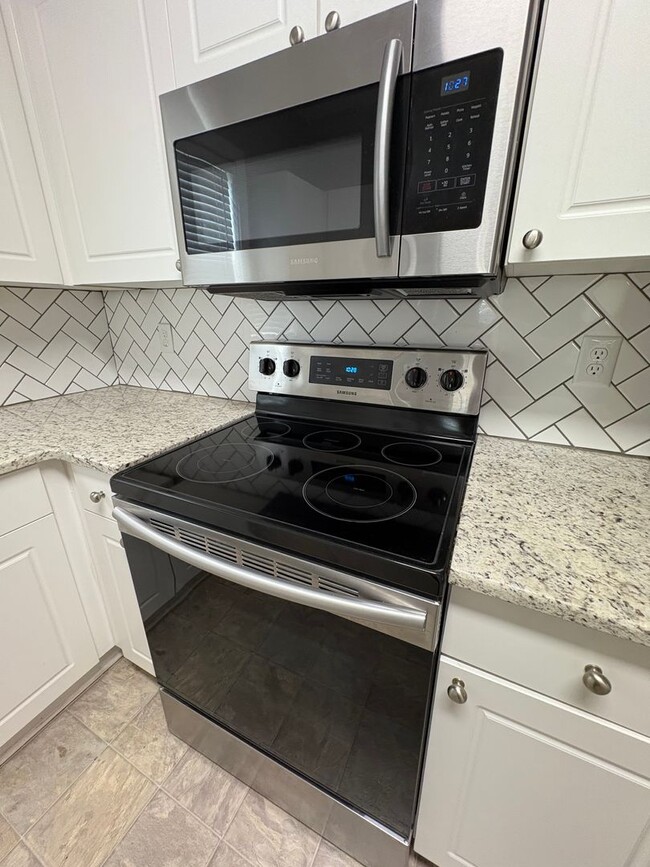 Building Photo - 3 Bedroom 2 Bath home  a few minutes from ...