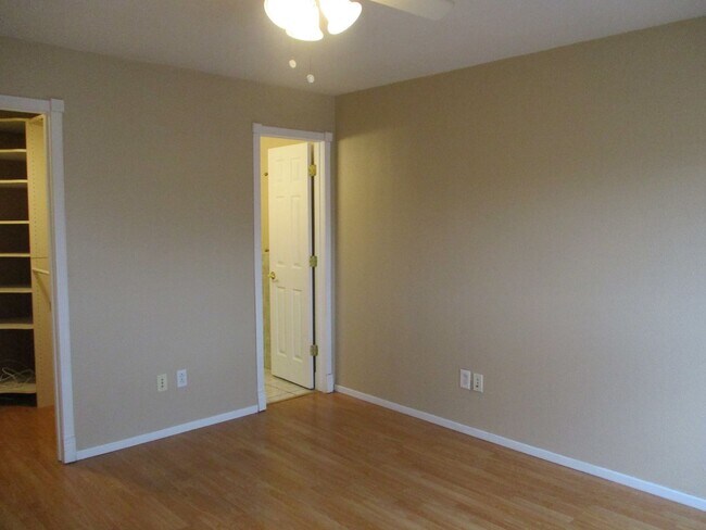 Building Photo - Very nice 2 bedroom 1.5 bath 1st floor condo