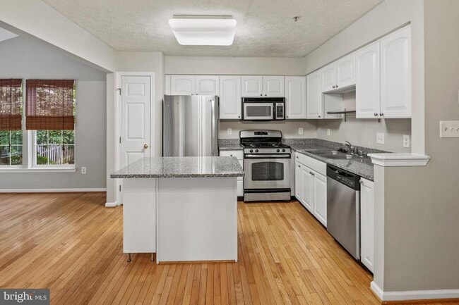 Building Photo - 8755 Thornbrook Dr