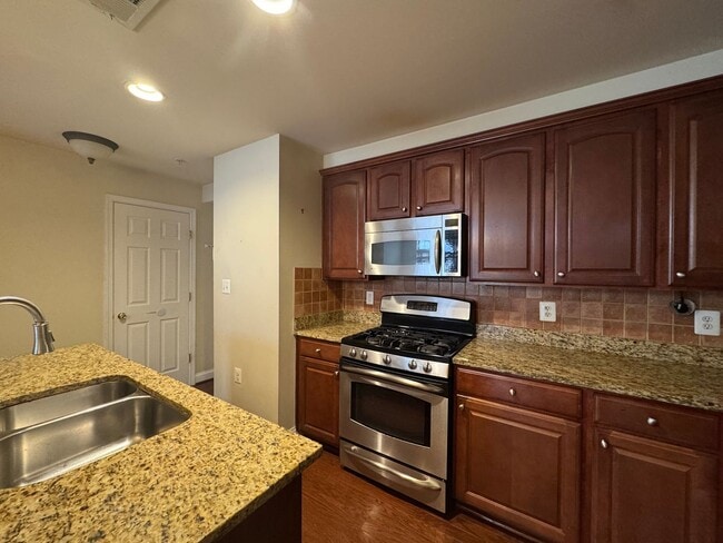 Building Photo - Fantastic 2 Bed 2.5 Bath Interior Townhome...