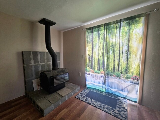 Building Photo - 3 Bed, 1.5 Bath Country-Home on 5 Acres