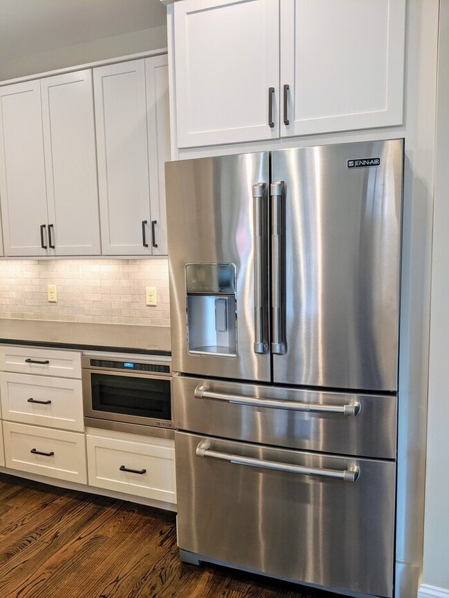 Building Photo - Luxurious Cheshire Village Town-home!