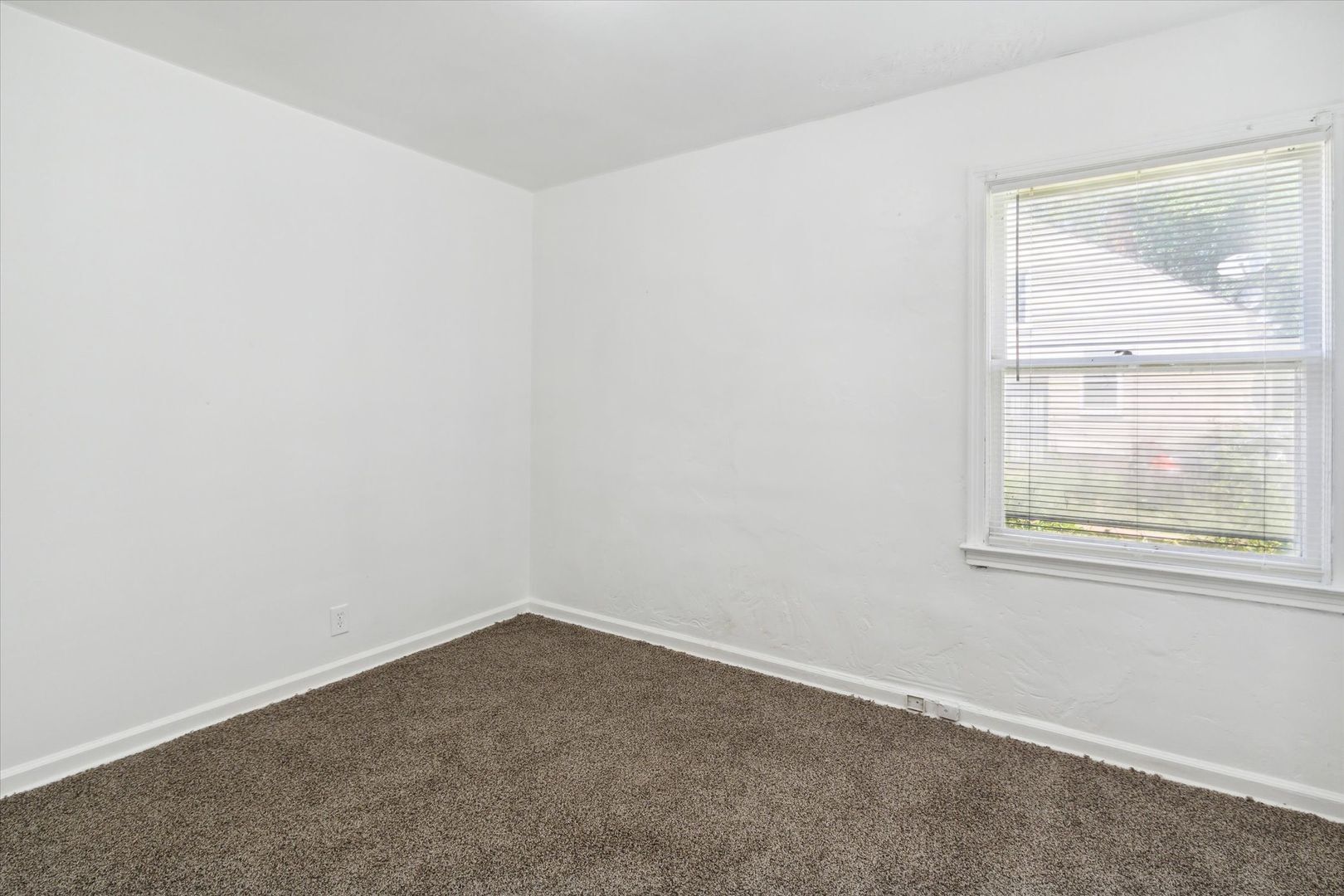 Building Photo - Remodeled 4B 1B Home $1,275