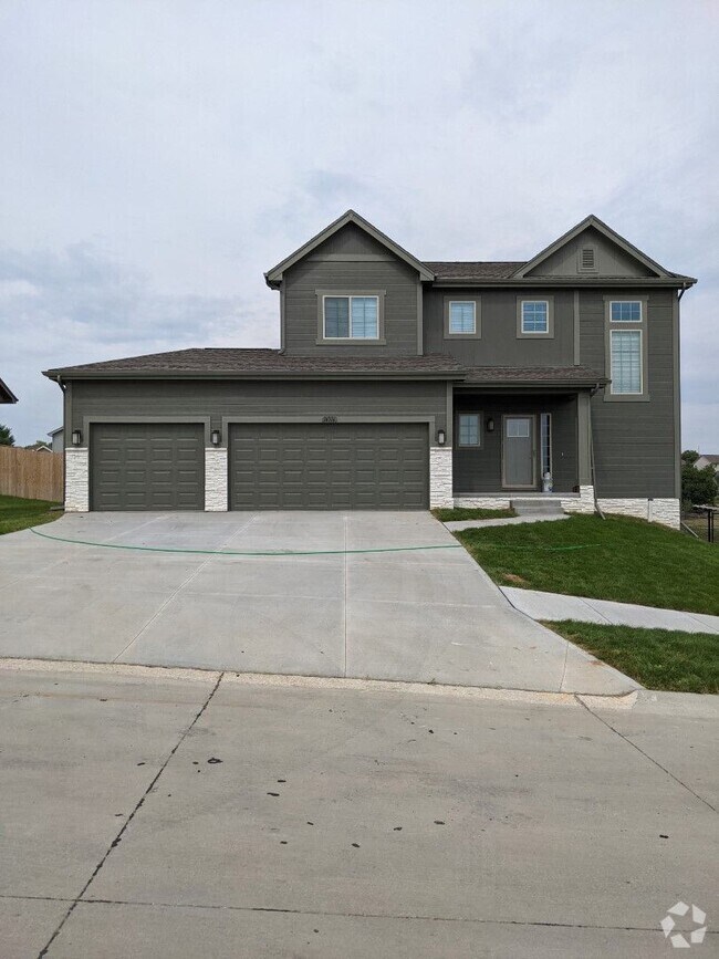 Building Photo - Bellevue Home For Rent!