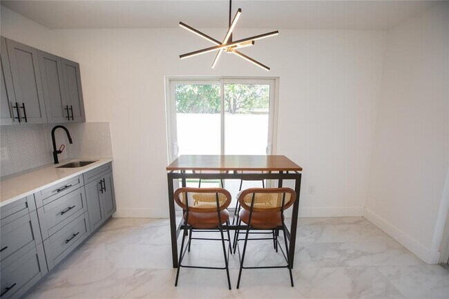 Building Photo - 1112 NE 17th Terrace