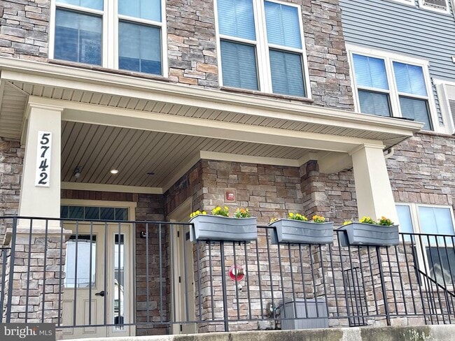 Building Photo - 5742 Meadowood St