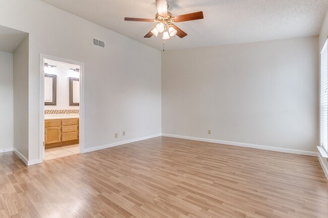 Building Photo - BEAUTIFUL SINGLE STORY HOME IN OAK HOLLOW