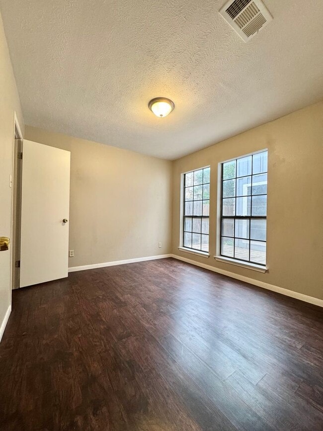 Building Photo - NOW AVAILABLE - 3-Bedroom 2-Bathroom Townhome in Capital Heights!