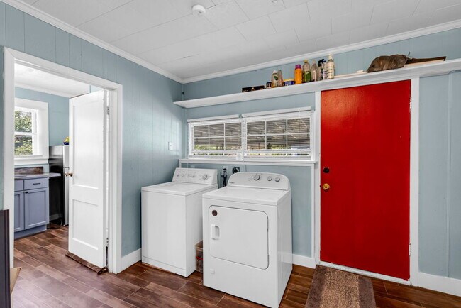 Building Photo - 1100 SF suite/apt in Historic Home, 1 bed/...