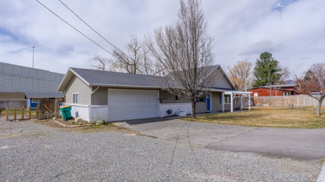 Building Photo - FURNISHED MONTH TO MONTH with 20x30 Storage!