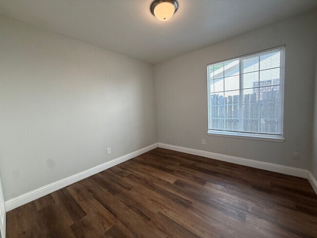 Building Photo - 8267 Moorhaven Way
