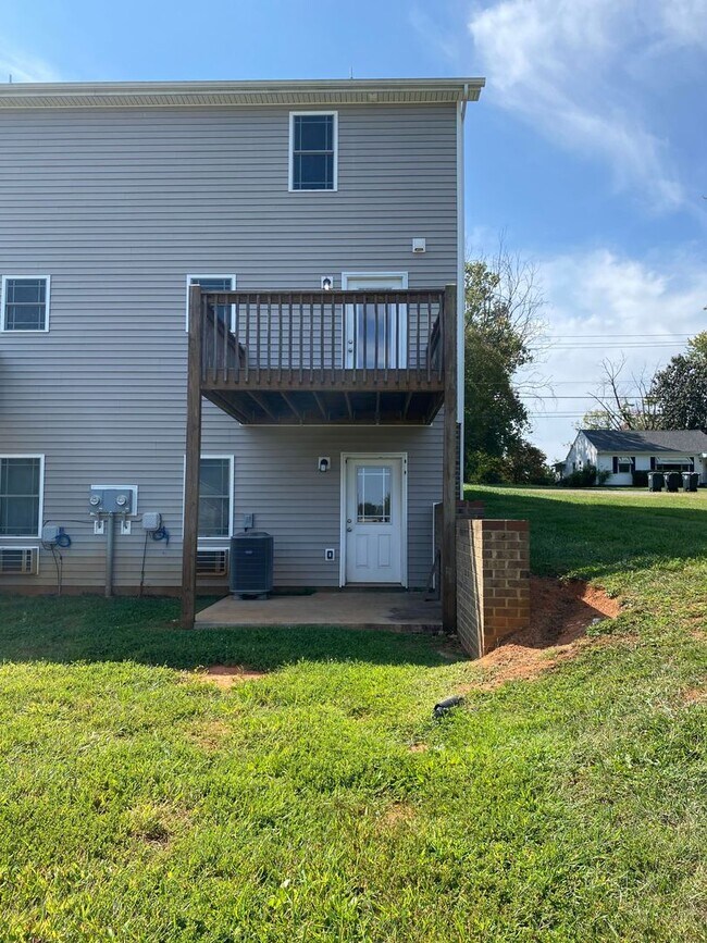 Building Photo - 1202 Wood Rd