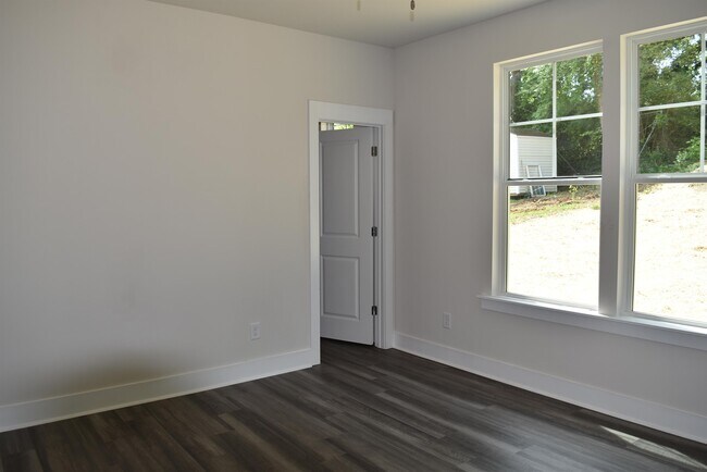 Building Photo - 1009 Justice Ave