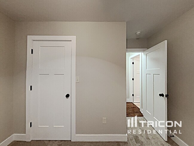 Building Photo - 702 Barkley Ave