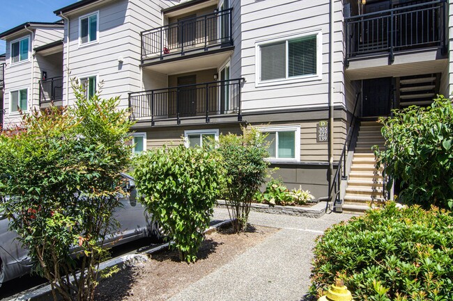 Building Photo - Redmond- One Bedroom Condo located at the ...