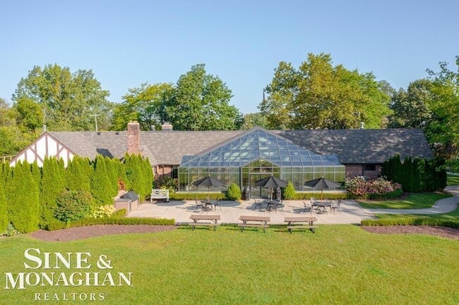 Building Photo - 744 Trombley Rd