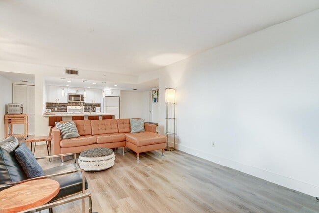 Building Photo - 1915 Lavers Cir