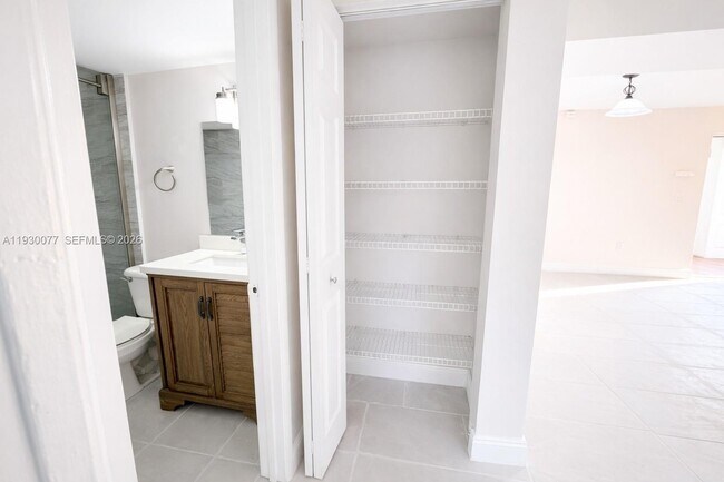 Building Photo - 731 N Pine Island Rd