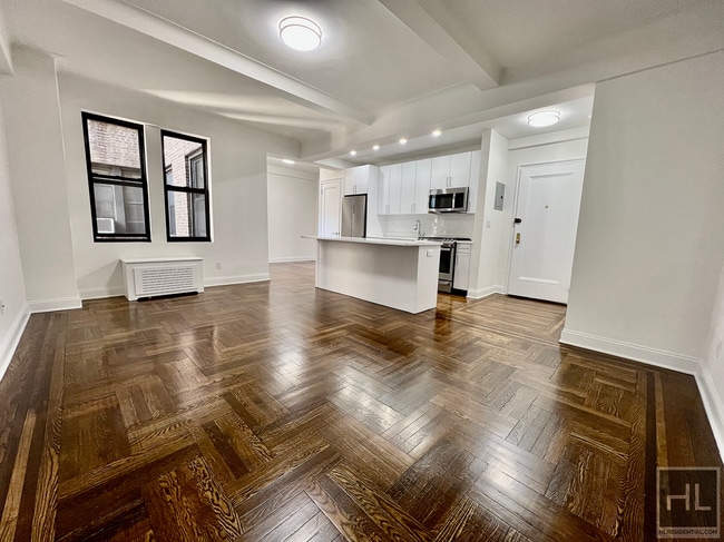 Building Photo - 25 W 68th St