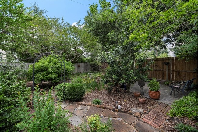 Building Photo - 2114 Saxon Dr