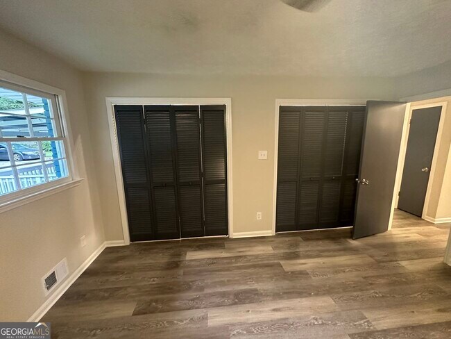 Building Photo - 6322 W Fayetteville Rd