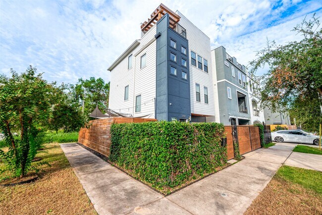 Building Photo - 2424 Hadley St