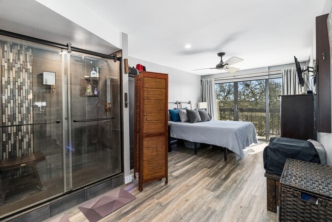 Building Photo - 3558 Shore Dr