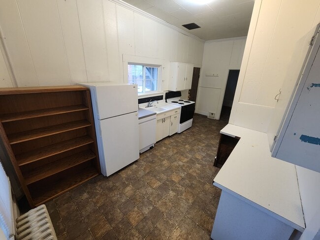 Building Photo - 415 NE Oak St