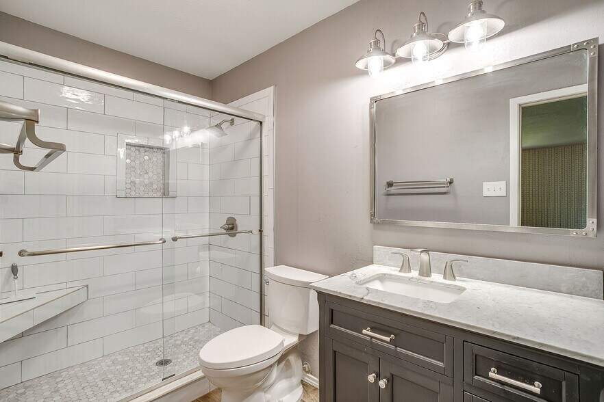Upstairs bath - 1706 Larkspur Dr