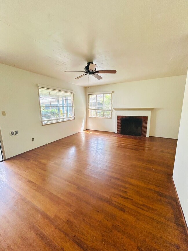 Building Photo - Live by Windansea Beach in La Jolla - 4BD/2.5BA Home - Only $5,995/mo!