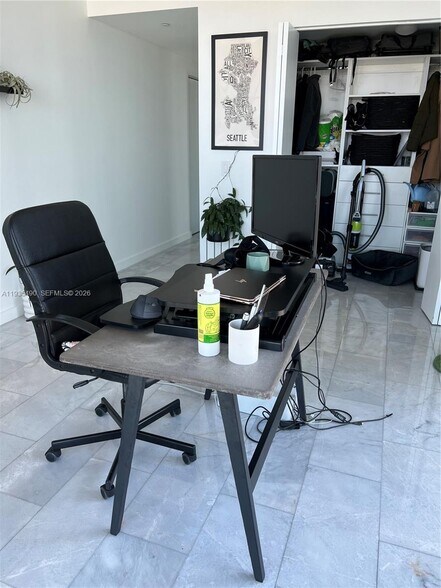 Building Photo - 650 NE 32nd St