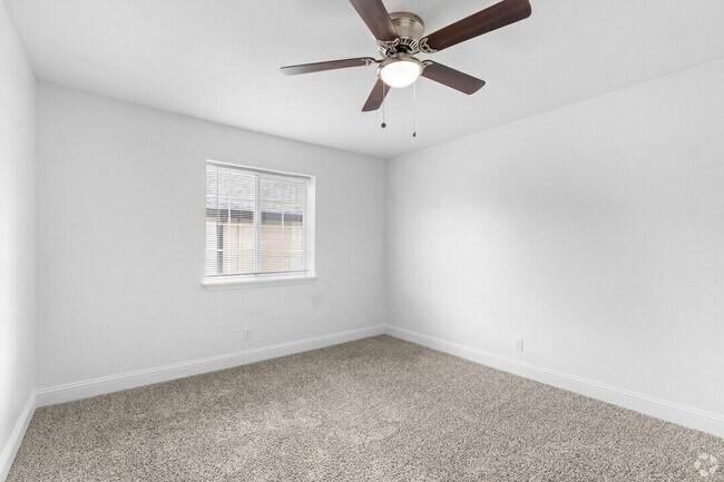 Building Photo - $500 OFF? Yes, Please! Find Your New Home Today!