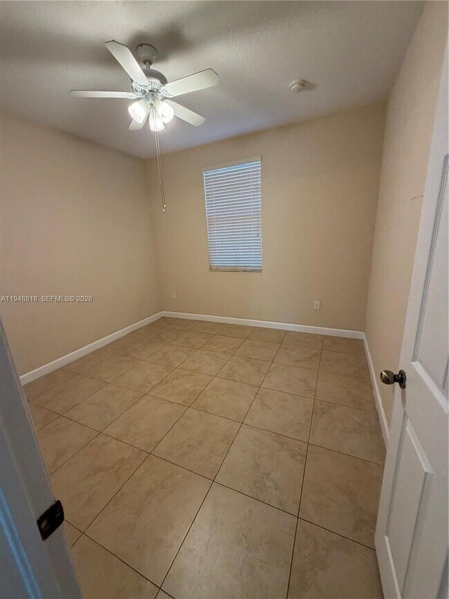 Building Photo - 20715 NE 10th Ct