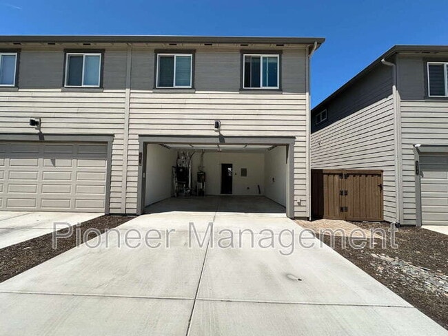 Building Photo - 2372 NE Victor Pl