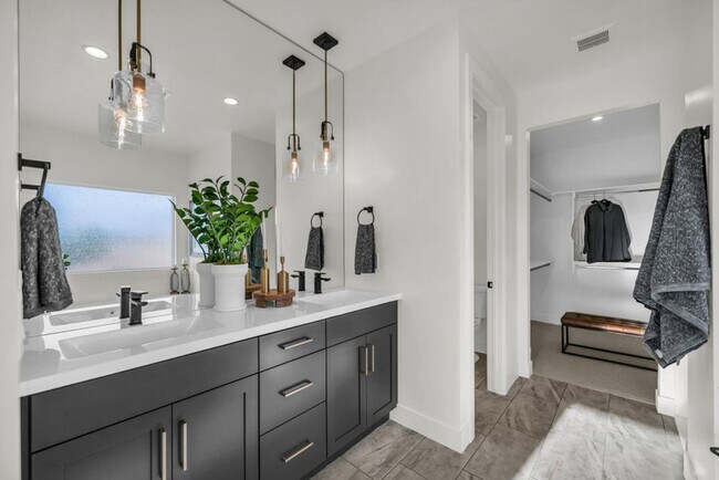 Building Photo - Stunning 6 Bedroom Home in St. George!