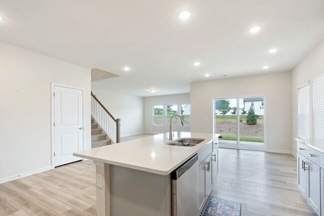 Building Photo - Nearly New, Spacious 5 Bed/3 Bath Home in ...