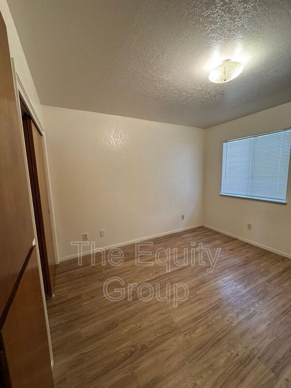 Building Photo - 703 E Noble Ave