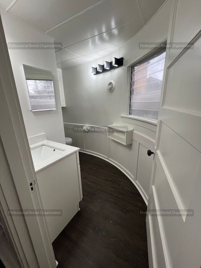 Building Photo - Experience the charm of Napa, CA living in this one-bedroom, one-bathroom apartment. Available now!!