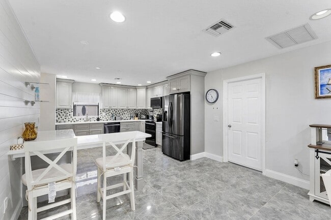 Building Photo - 8103 Covington Ct