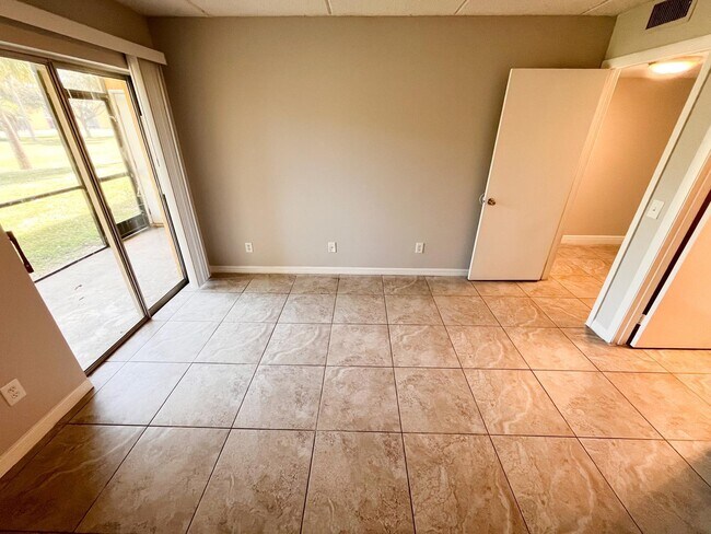 Building Photo - 1106 Meadows Cir