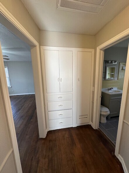 Building Photo - 518 E Lockheed Dr