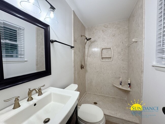 Building Photo - Beautiful 3 Bedroom Home in Fort Walton Be...